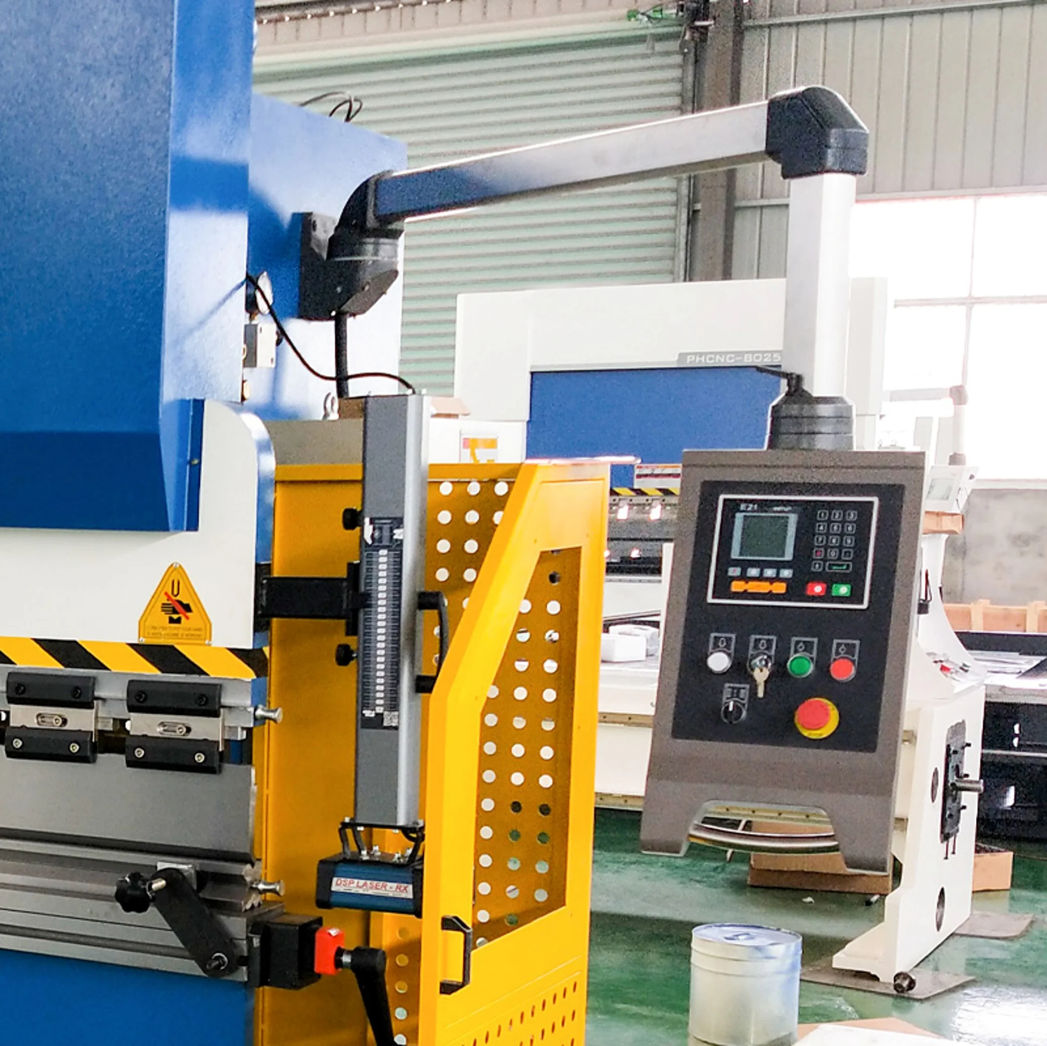 Máquina dobradeira cnc​